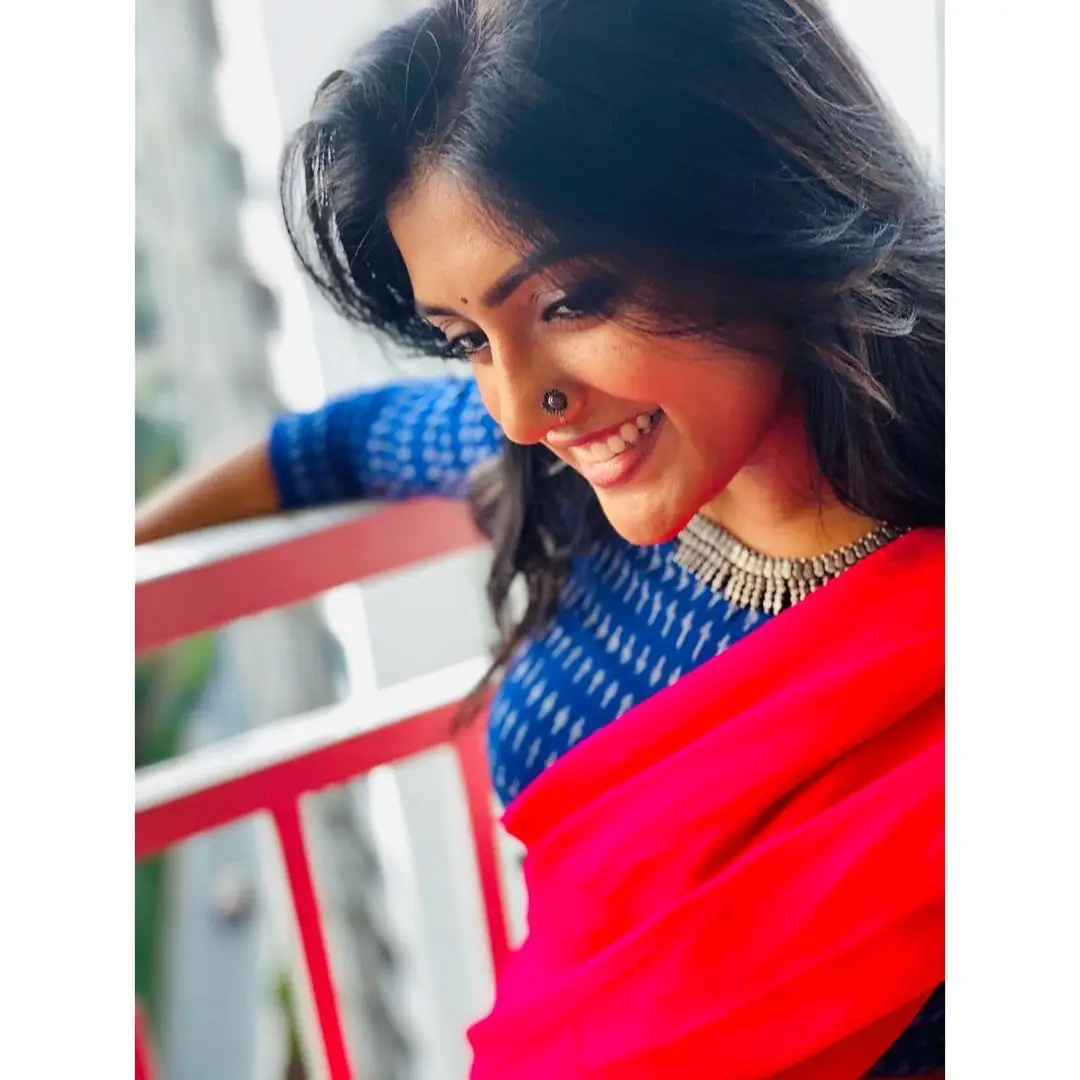 EESHA REBBA STILLS IN INDIAN TRADITIONAL RED SAREE BLUE BLOUSE 3